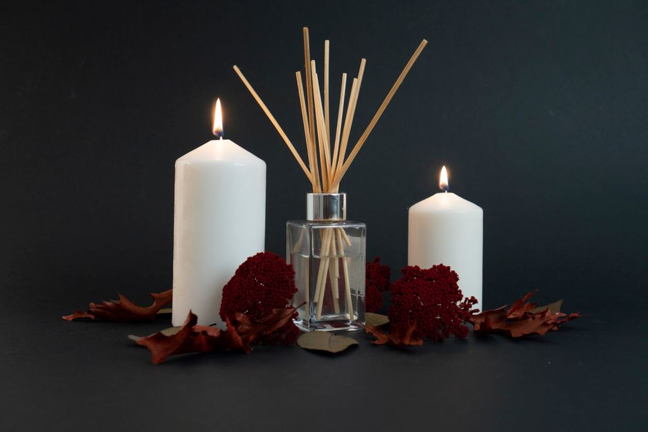 Aromatische herfstgeurkaars met warme tonen. Aromatische herfstgeurkaars met warme tonen.