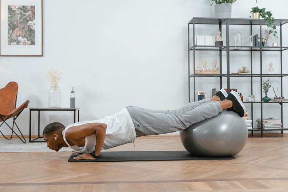 Gezellige woonkamer met motiverende herfstfitnessposter.